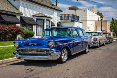 Carson City, NV - 29 Temmuz 2021: 3 1957 Chevrolet Göçebeleri yerel bir caddede yan yana park etmiş..