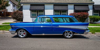 Carson City, NV - 29 Temmuz 2021 1957 Chevrolet Nomad yerel bir caddeye park etti..