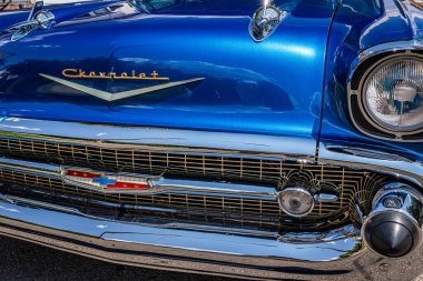 Carson City, NV - 29 Temmuz 2021 1957 Chevrolet Nomad yerel bir caddeye park etti..