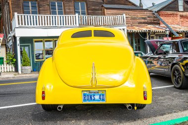 Virginia City, NV - 30 Temmuz 2021: 1940 Ford DeLuxe Coupe yerel bir araba fuarında özelleştirildi.