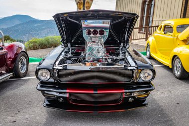 Virginia City, NV - 30 Temmuz 2021: Yerel bir araba fuarında 1965 model Ford Mustang Hardtop Coupe.