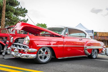 Virginia City, NV - 30 Temmuz 2021: 1954 Chevrolet BelAir Spor Coupe Yerel bir araba fuarında özelleştirildi.