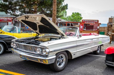 Virginia City, NV - 30 Temmuz 2021: 1964 Ford Galaxie 500 Yerel bir araba fuarında.