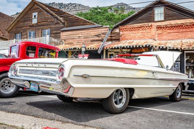 Virginia City, NV - 30 Temmuz 2021: 1964 Ford Galaxie 500 Yerel bir araba fuarında.