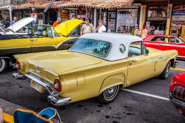Virginia City, NV - 30 Temmuz 2021: 1957 Ford Thunderbird, yerel bir araba fuarında sökülebilir donanımla üstü açılabilir..