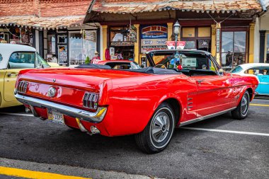 Virginia City, NV - 30 Temmuz 2021: 1966 Ford Mustang Yerel bir araba fuarında üstü açık.