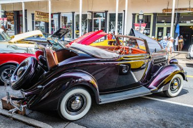 Virginia City, NV - 30 Temmuz 2021: 1936 Ford Model 68 Deluxe Club Cabriolet Yerel bir araba fuarında.