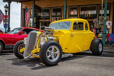 Virginia City, NV - 30 Temmuz 2021: 1933 Ford Model B Deluxe 5 yerel bir araba fuarında vitrin Coupe 'si.
