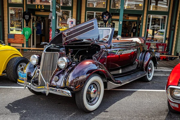 弗吉尼亚市 2021年7月30日 1936年福特68型豪华轿车俱乐部在当地的车展上 — 图库照片