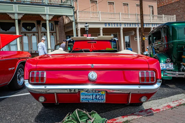 弗吉尼亚市 Virginia City 2021年7月30日 1966年福特野马 Ford Mustang 在当地车展上的敞篷车 — 图库照片