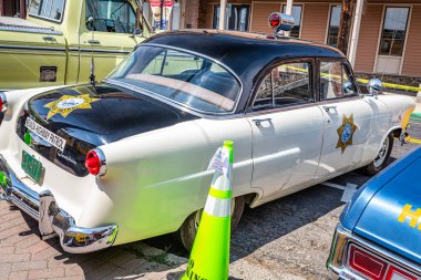 Virginia City, NV - 30 Temmuz 2021: 1953 Ford Mainline sedan polis arabası yerel bir araba fuarında.