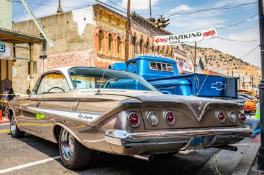Virginia City, NV - 30 Temmuz 2021 Chevrolet Impala Bubbletop Coupe Yerel bir araba fuarında.