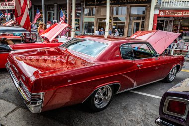 Virginia City, NV - 30 Temmuz 2021: 1966 Chevrolet Caprice Custom Yerel bir araba fuarında.