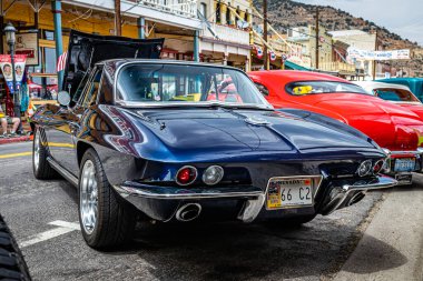 Virginia City, NV - 30 Temmuz 2021: 1966 Chevrolet Corvette Yerel bir araba fuarında.