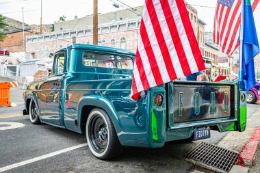 Virginia City, NV - 30 Temmuz 2021: 1958 Ford F-100 kamyonet yerel bir araba fuarında.