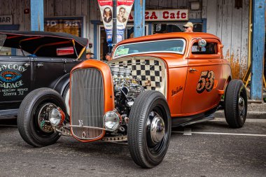 Virginia City, NV - 30 Temmuz 2021: 1932 Ford Model 18 Deluxe 3, yerel bir araba fuarında iki vitrinde.