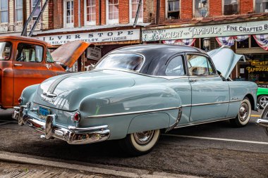 Virginia City, NV - 30 Temmuz 1949 Pontiac Streamliner Sekiz Serisi 27 Silver Streak Sedan Coupe Yerel bir araba fuarında.