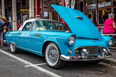 Virginia City, NV - 30 Temmuz 2021: 1956 Ford Thunderbird Hardtop Coupe Yerel bir araba fuarında.