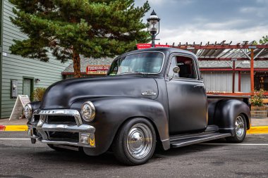 Virginia City, NV - 30 Temmuz 1954 Chevrolet 3100 İleri Tasarım Kamyonet Yerel bir araba fuarında.