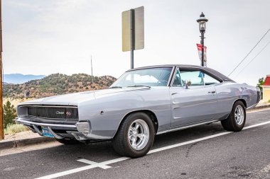 Virginia City, NV - 31 Temmuz 2021 Dodge Charger R / T hardtop coupe yerel bir araba fuarında.