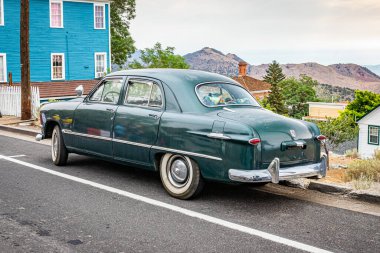 Virginia City, NV - 31 Temmuz 2021: 1950 Ford Custom Deluxe Fordor Sedan Yerel bir araba fuarında.
