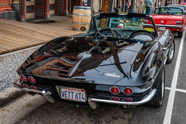 Virginia City, NV - 31 Temmuz 2021: 1964 Chevrolet Corvette Stingray yerel bir araba fuarında.