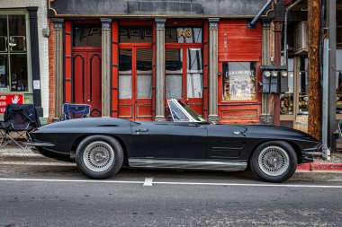 Virginia City, NV - 31 Temmuz 2021: 1964 Chevrolet Corvette Stingray yerel bir araba fuarında.
