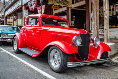 Virginia City, NV - 31 Temmuz 2021: 1932 Ford Model 18 Deluxe Deuce Coupe Yerel bir araba fuarında.