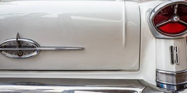 Virginia City, NV - 31 Temmuz 2021 1957 Oldsmobile Golden Rocket 88 hardtop Coupe Yerel bir araba fuarında.