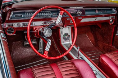 Virginia City, NV - 31 Temmuz 2021: 1962 Oldsmobile Starfire yerel bir araba fuarında.