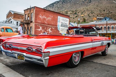Virginia City, NV - 31 Temmuz 2021: 1962 Oldsmobile Starfire yerel bir araba fuarında.