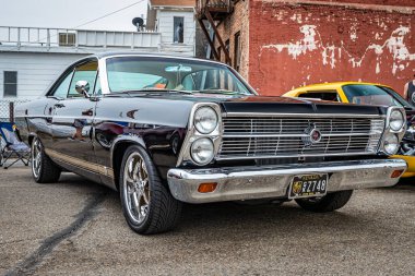 Virginia City, NV - 31 Temmuz 2021: 1966 Ford Fairlane GTA hardtop coupe yerel bir araba fuarında.