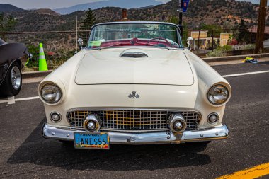 Virginia City, NV - 31 Temmuz 2021: 1955 Ford Thunderbird Yerel bir araba fuarında üstü açılır.