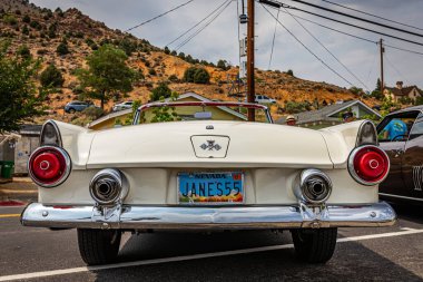 Virginia City, NV - 31 Temmuz 2021: 1955 Ford Thunderbird Yerel bir araba fuarında üstü açılır.