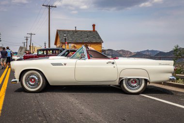 Virginia City, NV - 31 Temmuz 2021: 1955 Ford Thunderbird Yerel bir araba fuarında üstü açılır.