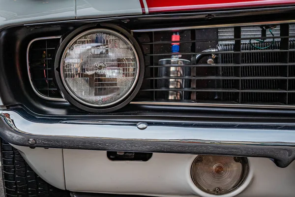 Virginia City, NV - 31 Temmuz 2021: 1969 Chevrolet Camaro Z28 'in ön tarafı yerel bir araba fuarında görüldü.