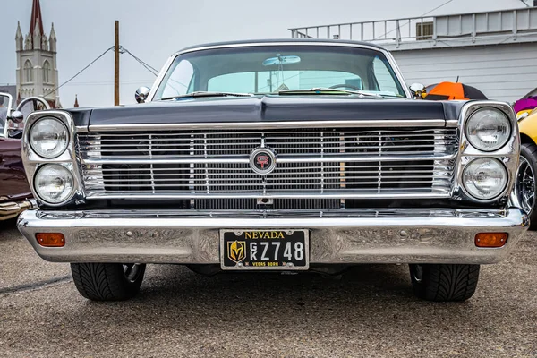 Virginia City, NV - 31 Temmuz 2021: 1966 Ford Fairlane GTA hardtop coupe yerel bir araba fuarında.