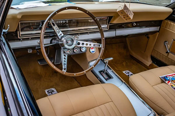 Virginia City, NV - 31 Temmuz 2021: 1966 Ford Fairlane GTA hardtop coupe yerel bir araba fuarında.