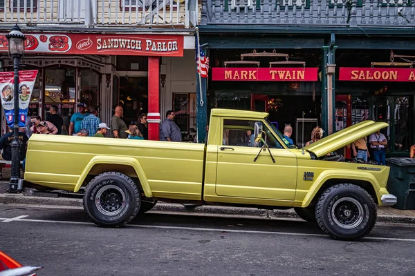 Virginia City, NV - 31 Temmuz 2021: 1967 Gladyatör J3000 kamyonet yerel bir araba fuarında.