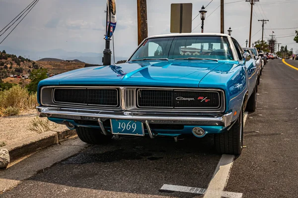 Virginia City, NV - 31 Temmuz 2021 Dodge Charger RT hardtop coupe yerel bir araba fuarında.