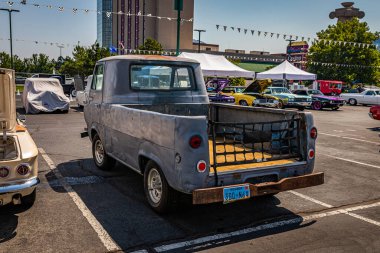 Reno, NV - 3 Ağustos 2021: 1964 Ford the Pickoline kamyonet yerel bir araba fuarında.
