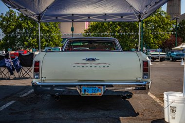 Reno, NV - 3 Ağustos 2021: 1966 Chevrolet El Camino kamyonet yerel bir araba fuarında.