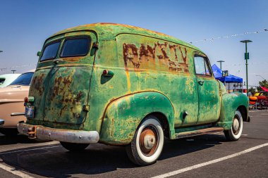 Reno, NV - 3 Ağustos 2021: 1952 Chevrolet Gelişmiş Tasarım Paneli Kamyonu Yerel bir araba fuarında.