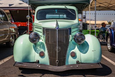 Reno, NV - 3 Ağustos 2021: 1936 Ford Deluxe 5 Yerel bir araba fuarında.
