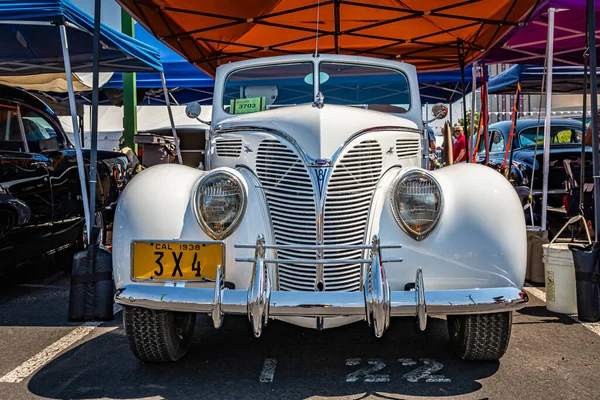 2021年8月3日 1938年フォードデラックスコンバーチブルクラブクーペ地元の車のショーで — ストック写真