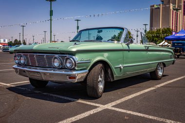 Reno, NV - 3 Ağustos 2021: 1963 Mercury Comet S22 Yerel bir araba fuarında Üstü açılır.