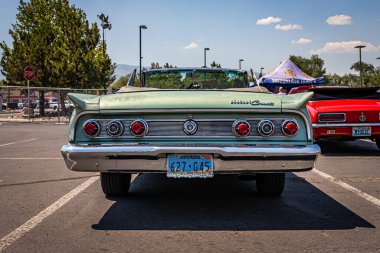 Reno, NV - 3 Ağustos 2021: 1963 Mercury Comet S22 Yerel bir araba fuarında Üstü açılır.