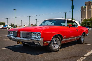 Reno, NV - 3 Ağustos 2021: 1970 Oldsmobile Cutlass Yerel bir araba fuarında Üstü açılır.