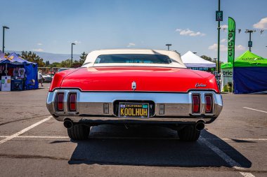 Reno, NV - 3 Ağustos 2021: 1970 Oldsmobile Cutlass Yerel bir araba fuarında Üstü açılır.
