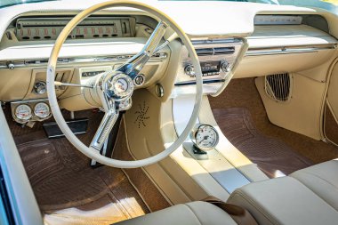 Reno, NV - 3 Ağustos 2021 Buick LeSabre Hardtop Coupe Yerel bir araba fuarında.